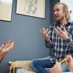 Gesticolare mentre si parla: L’arte della comunicazione non verbale